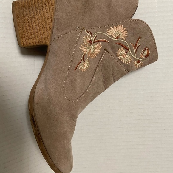 Wylie sz 6.5 tan booties some wear - Picture 4 of 6